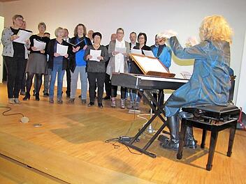 Ein Projektchor des Seelsorgebereiches Coburg Stadt und Land gestaltete den Neujahrsempfang im Dekanats- und Pfarrzentrum St. Augustin musikalisch aus. Die Leitung hatte Dekanatskirchenmusikerin Gabriele Hirsch. Ehrenamtliche Unterstützung gab es auch im hauswirtschaftlichen Bereich.  Foto: Martin Koch