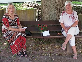 Die VdK-Ortsvorsitzende von Lichtenfels, Monika Faber (links), beglückwünschte in Zeiten der Corona-Pandemie Helga Heusinger von Waldegge (rechts), die dem Ortsverband bereits seit über 20 Jahren angehört, zum 80. Geburtstag in angemessener Entfernung auf einer Parkbank. Foto: Alfred Thieret