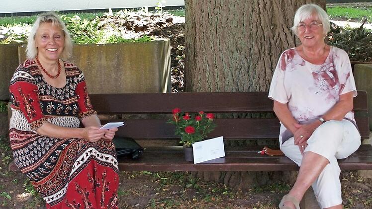 Die VdK-Ortsvorsitzende von Lichtenfels, Monika Faber (links), beglückwünschte in Zeiten der Corona-Pandemie Helga Heusinger von Waldegge (rechts), die dem Ortsverband bereits seit über 20 Jahren angehört, zum 80. Geburtstag in angemessener Entfernung auf einer Parkbank. Foto: Alfred Thieret