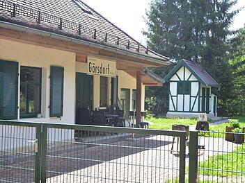 Der alte Bahnhof von Görsdorf steht auf Lautertaler Flur. Er ist heute ein Ferienhaus. Geht es nach dem Gemeinderat, soll er das auch bleiben. Die Wiederbelebung der Trasse lehnt er nämlich ab. Foto: Rainer Lutz