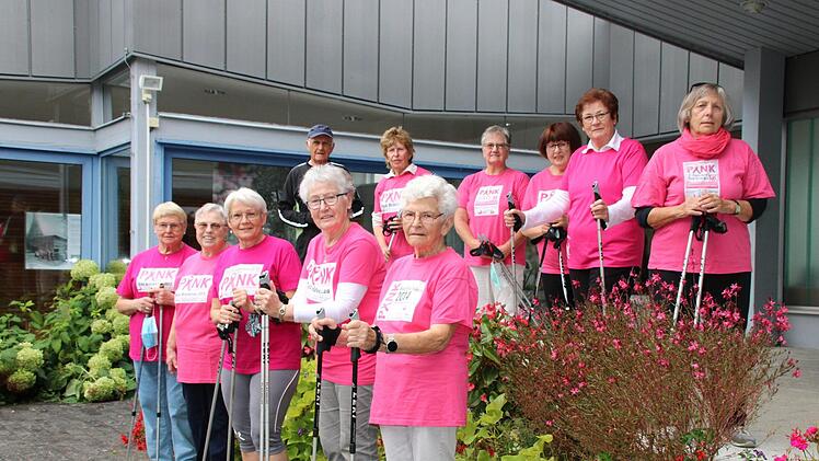 Die Läuferinnen unterstützen das Anliegen und spenden wie jedes Jahr die Startgebühr für den Pinklauf an den Verein Brustkrebs Deutschland. Foto: Ulrike Müller