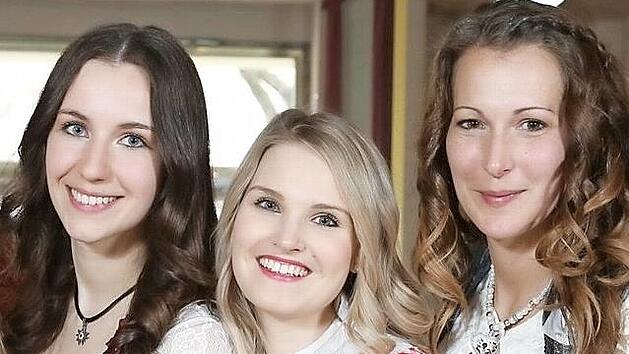 Katja Staufer aus Kulmbach (Bildmitte zwischen Katharina Sophia Schwaiger und Srah J&auml;ger) hat ihre Kandidatur um die K&ouml;niginnenkrone zur&uuml;ckgezogen.