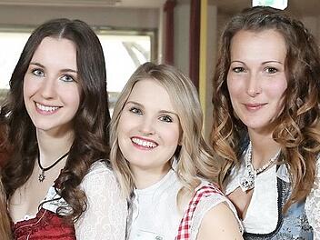 Katja Staufer aus Kulmbach (Bildmitte zwischen Katharina Sophia Schwaiger und Srah Jäger) hat ihre Kandidatur um die Königinnenkrone zurückgezogen.