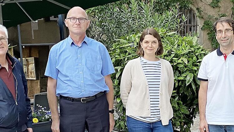 Auf dem Bild sind (von links) stellvertretender Vorsitzender Hans Bauer, 1. Vorsitzender Volkmar Prössdorf, Kassenverwalterin Stefanie Mahlmeister und stellvertretender Vorsitzender Armin Hehn.