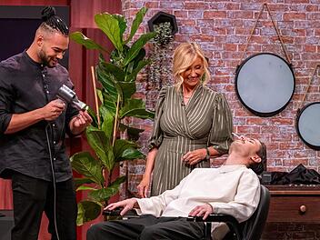 Gr&uuml;nder Sam (links) f&uuml;hrt vor, wie seine "Smartwaxx"-Sticks mit angew&auml;rmten Bienwachs in die Nasenl&ouml;cher eingesetzt werden. Dagmar W&ouml;hrl schaut interessiert zu.