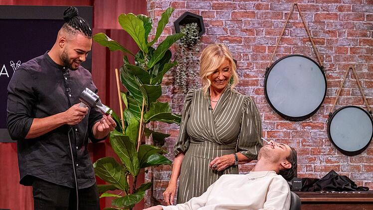 Gr&uuml;nder Sam (links) f&uuml;hrt vor, wie seine "Smartwaxx"-Sticks mit angew&auml;rmten Bienwachs in die Nasenl&ouml;cher eingesetzt werden. Dagmar W&ouml;hrl schaut interessiert zu.