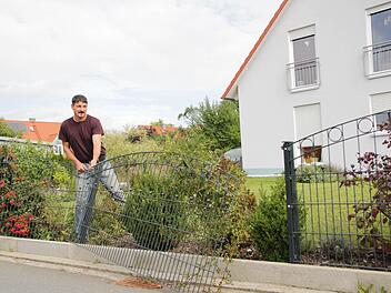 Es ist schon wieder etwas passiert. Bruno Spatz vergeht langsam das Lachen. Regelmäßig fahren Lastwagen gegen einen Gartenzaun in Hetzles. Immer an der gleichen Stelle. Foto: Nikolas Pelke