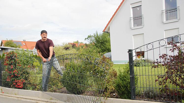 Es ist schon wieder etwas passiert. Bruno Spatz vergeht langsam das Lachen. Regelmäßig fahren Lastwagen gegen einen Gartenzaun in Hetzles. Immer an der gleichen Stelle. Foto: Nikolas Pelke