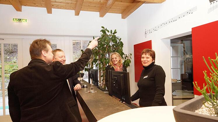 An der Theke: Kuno Holzheimer (vorne) präsentiert Landrat Thomas Bold den neuen Empfang. Mit dabei sind Verwaltungsleiterin Bernadette Roßberg und Christiane Reuß (von links). Fotos: Arkadius Guzy