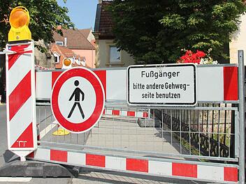 Dieser Gehweg über die Spitalbrücke ist wegen einer Beschädigung des Bodenbelages gesperrt. Foto: Marco Meißner