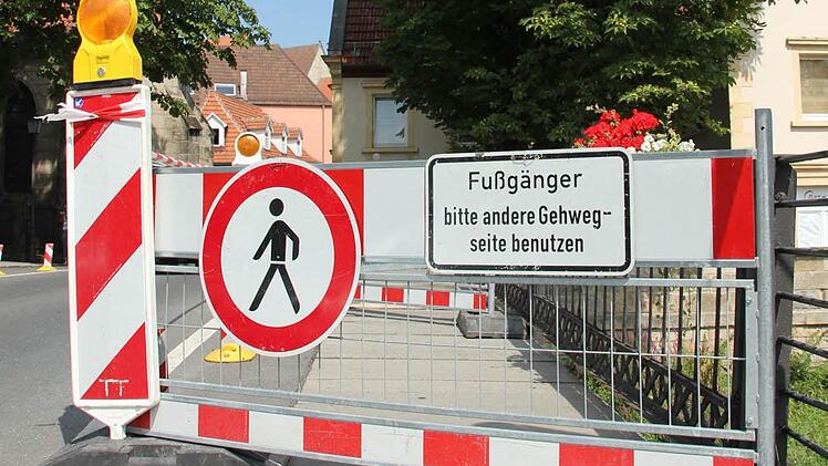 Dieser Gehweg über die Spitalbrücke ist wegen einer Beschädigung des Bodenbelages gesperrt. Foto: Marco Meißner