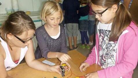 Die Kinder lernten, wie man einen Stromkreis steckt ...