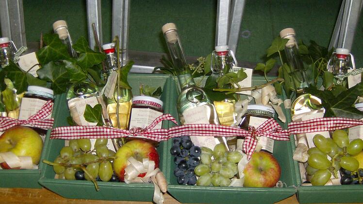 Wahrzeichen Hiltpoltsteins der anderen Art: Obst in fester und flüssiger Form. Die Körbchen bekamen die Helfer als Dankeschön. Foto: Petra Malbrich