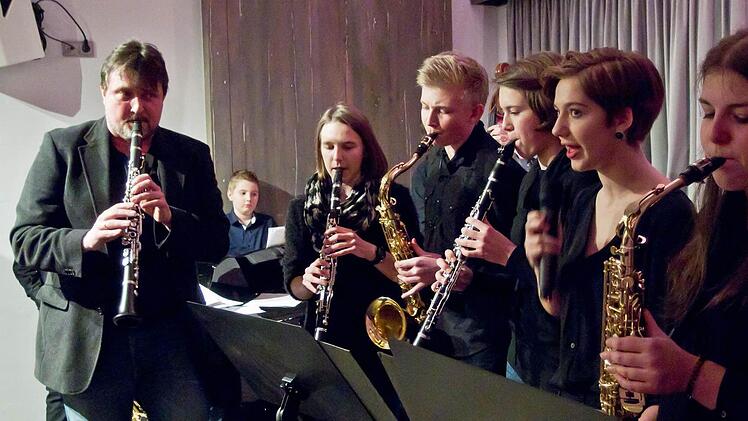 Die Albert's Jazzband unter Leitung von Marco Plitzner (links) eröffnete die neue Konzertreihe beim Coburger "Verein". Foto: Jochen Berger