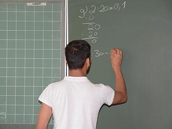 Die unbegleiteten Minderjährigen sind schulpflichtig. Unterrichtsstunden hat die Regierung jedoch bislang nicht bewilligt. In Fassoldshof wird bis Ende Juli durch Spenden eine Lehrerin finanziert. Foto: Dagmar Besand