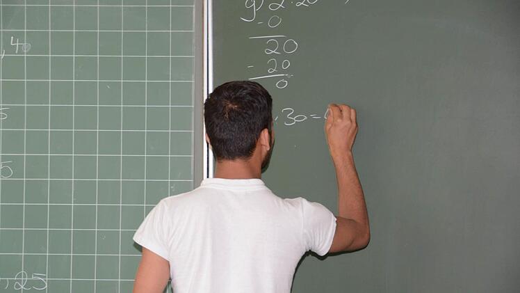 Die unbegleiteten Minderjährigen sind schulpflichtig. Unterrichtsstunden hat die Regierung jedoch bislang nicht bewilligt. In Fassoldshof wird bis Ende Juli durch Spenden eine Lehrerin finanziert. Foto: Dagmar Besand