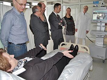 Bad Brückenaus Bürgermeisterin Brigitte Meyerdierks befindet sich als Testpatientin im Videogespräch mit dem Neurologen Peter Kraft von der Universitätsklinik Würzburg. Chefarzt Tobias Goebel und Meyerdierks' Kollegen beobachten die Situation. Foto: Sigismund von Dobschütz