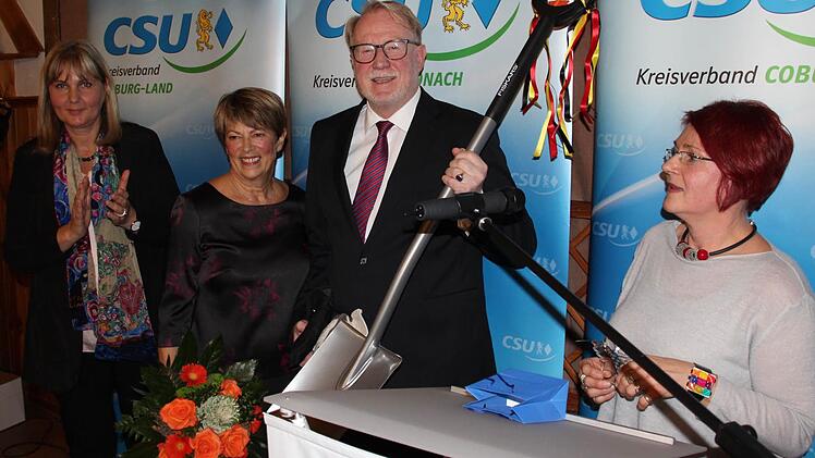 Hans Michelbach erhielt einen großen und einen kleinen Spaten für die zukünftigen Aufgaben. Das Bild zeigt (von links): Birgit Weber, Christel und Hans Michelbach sowie Elke Protzmann.  Foto: Friedwald Schedel