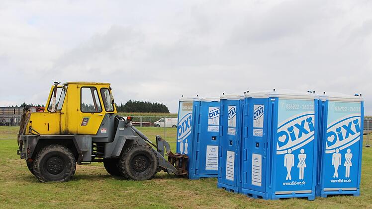 Insgesamt werden auf dem Gelände ungefähr 300 Dixi-Klos und Urinale stehen. Foto: Lisa Kieslinger