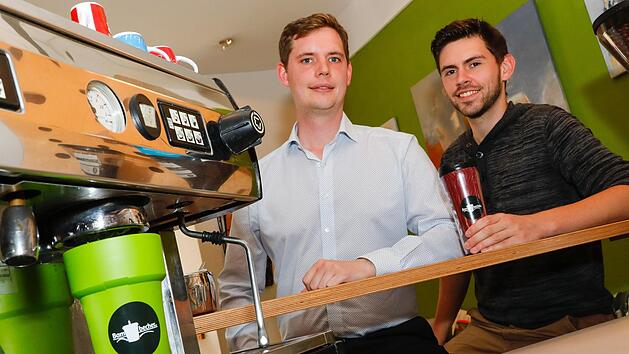 Jonas Gl&uuml;senkamp (l.) und Andreas Eichenseher von der Initiative "Bambecher" bei einem Pressetermin im Sommer 2017, als sie das Projekt vorstellten. Matthias Hoch