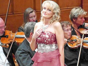 Auf der Bühne ist sie ein Star: Iva Simon. Sie organisiert den Kissinger Operettenzauber. Foto: Susanne Will/Archiv
