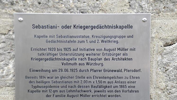 Die Gedenktafel beschreibt die Geschichte der Kapelle.