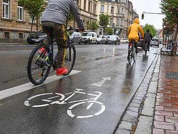 Bisher endet die (1,50 Meter breite) Radspur in der Bamberger Friedrichstraße kurz nach dem Wilhelmsplatz, ab Sommer können Radler  hier einen zwei Meter breiter Radfahrstreifen nutzen.  Foto: Ronald Rinklef