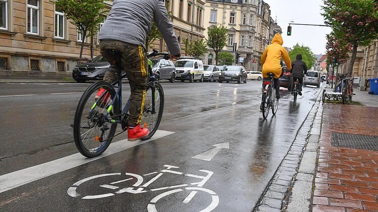 Bisher endet die (1,50 Meter breite) Radspur in der Bamberger Friedrichstraße kurz nach dem Wilhelmsplatz, ab Sommer können Radler  hier einen zwei Meter breiter Radfahrstreifen nutzen.  Foto: Ronald Rinklef