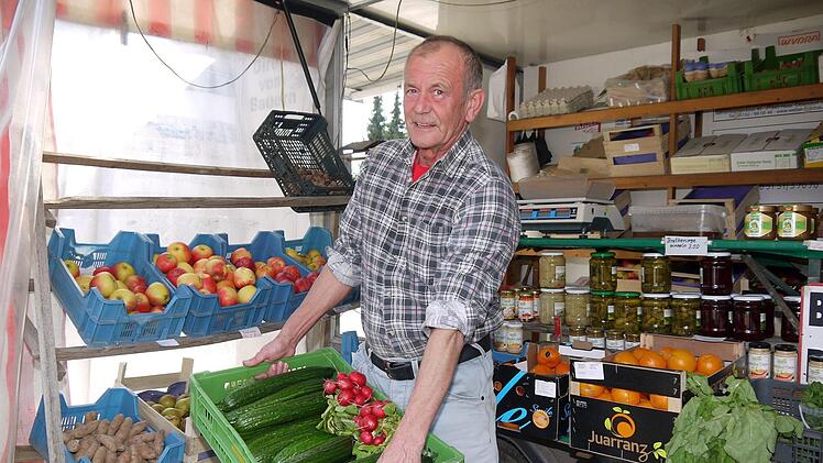 Erich Reichelt verkauft in der Ortsmitte von Weitramsdorf frisches Obst und Gemüse.Foto: Berthold Köhler