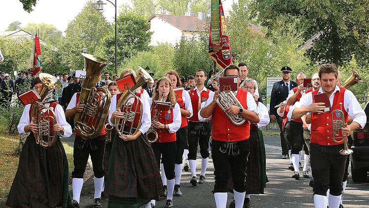 Die Jugendblaskapelle marschierte im Umzug mit und spielte auch im Festzelt. Foto: Dieter Britz
