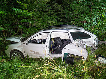 Riskantes &Uuml;berholman&ouml;ver: Zusammensto&szlig; zweier Autos auf B505