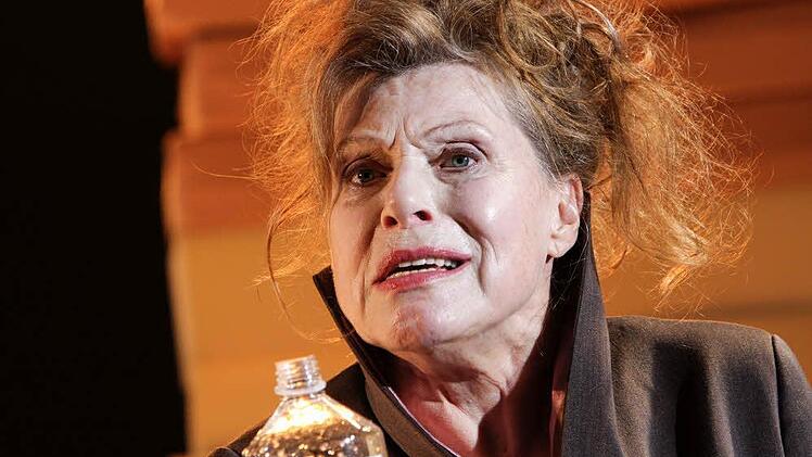 Frau Grollfeuer (Karin Nennemann) in einer Paraderolle.