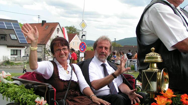 Landrat Reinhardt Glauber mit Ehefrau Dorothea in der Kutsche