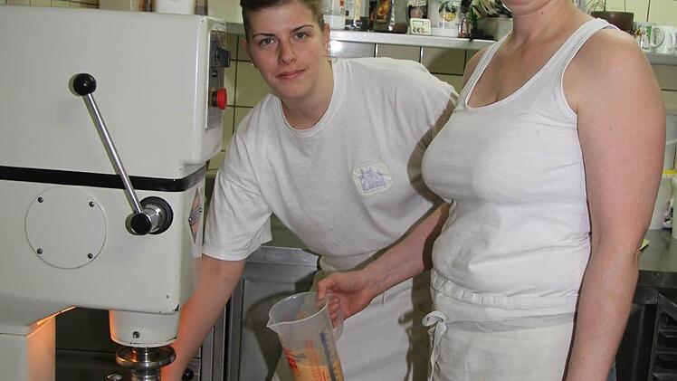Kathrin Ströbel und Petra Dick von der Bäckerei Dippold backen für den Erzbischof - und hoffen, dass die Torte auch besonders gut schmeckt.
