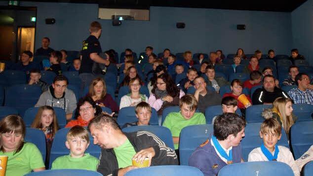Gut gefüllt war der Kinosaal bei der Premiere des Films der 72 Stunden Aktion "Mich schickt der Himmel". In der Mitte die Jugendlichen der Kath. Jugend Wallenfels.