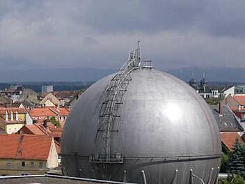 Ein Teil des "Tafelsilbers" der Stadtwerke kehrt wieder in das Eigentum der Stadt Bamberg zurück. Unser Bild zeigt den Gasbehälter der Stadtwerke Energie und Wasserversorgungs GmbH am Margaretendamm. Foto: MW