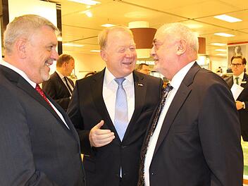 Coburgs Oberbürgermeister Norbert Tessmer (links) begrüßte erstmals in dieser Funktion den Vorstandsvorsitzenden der Kaufhof-Kette, Lovro Mandac (rechts) in Coburg. Den Termin vermittelt hatte der Bundestagsabgeordnete Hans Michelbach (Mitte). Foto: Simone Bastian