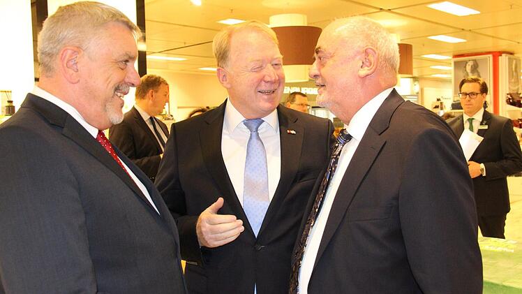 Coburgs Oberbürgermeister Norbert Tessmer (links) begrüßte erstmals in dieser Funktion den Vorstandsvorsitzenden der Kaufhof-Kette, Lovro Mandac (rechts) in Coburg. Den Termin vermittelt hatte der Bundestagsabgeordnete Hans Michelbach (Mitte). Foto: Simone Bastian