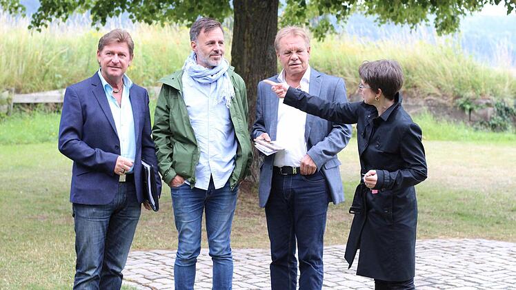 Kerstin Löw, Wolfgang Beiergrößlein, Rainer Ludwig und Lars Kienle (von rechts) machen sich ein Bild von der Freilichtbühne. Foto: M. Dörrschmidt