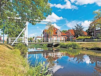 Malerische Fehn-Brücken sind typisch für die Region Südliches Ostfriesland, hier gibt es zudem zahlreiche Moore. Fotos: djd/Touristik GmbH Südliches Ostfriesland