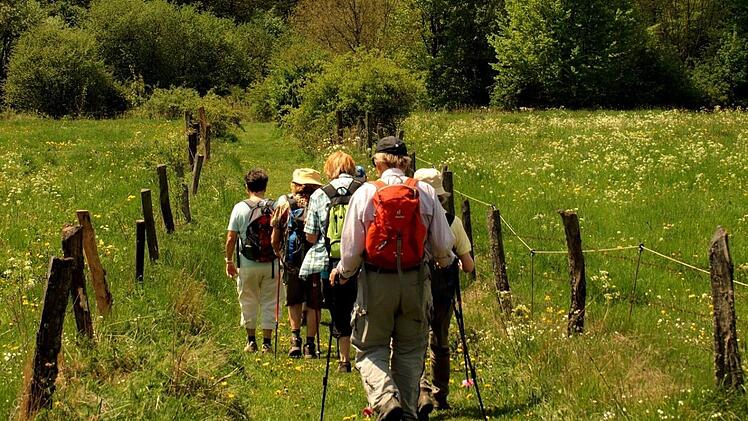 Eine Wandergruppe unterwegs auf der Extratour "Hilderser". Foto: Hans-Jürgen Neumann