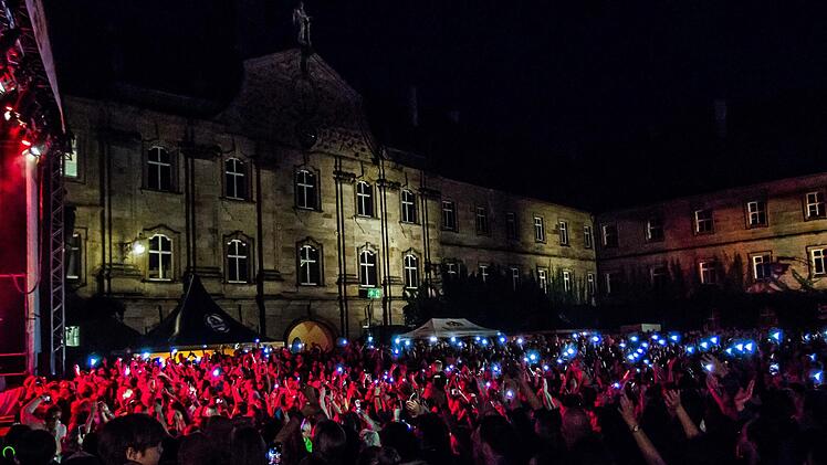 Umjubelter Auftritt: Michael Patrick Kelly fasziniert im ausverkauften Schlosshof von Tambach. Foto: Jochen Berger
