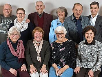 Gruppenbild mit Vorstand und Geehrten: obere Reihe von links: Renate Antretter, Reiner Herbst, Zweite Vorsitzende Petra Komander, Manfred Bernsdorf, Rita Leyh, Gerhard Weierich, Erster Vorsitzender Gunther Martin, Dritter Vorsitzender Josef Keller, untere Reihe von links: Elfriede G&ouml;b, Hilde Burkhardt, Waltraud B&ouml;hm und Ingrid Scholz Foto: p