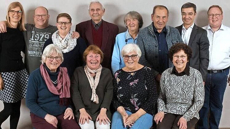Gruppenbild mit Vorstand und Geehrten: obere Reihe von links: Renate Antretter, Reiner Herbst, Zweite Vorsitzende Petra Komander, Manfred Bernsdorf, Rita Leyh, Gerhard Weierich, Erster Vorsitzender Gunther Martin, Dritter Vorsitzender Josef Keller, untere Reihe von links: Elfriede G&ouml;b, Hilde Burkhardt, Waltraud B&ouml;hm und Ingrid Scholz Foto: p