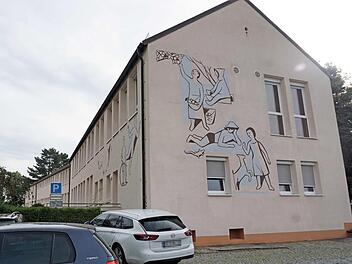 Der Flügel der Carl-Platz-Schule in Richtung Edergasse wird saniert und teilweise umgebaut. Foto: Richard Sänger