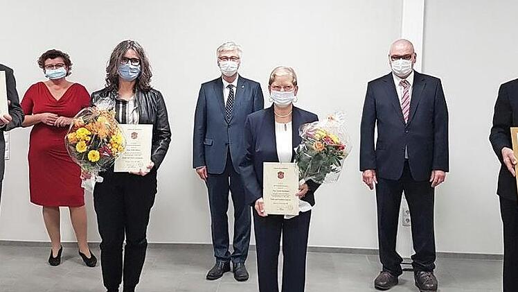 Gruppenbild mit Bürgermeister und den ausgeschiedenen Gemeinderatsmitgliedern Foto: p