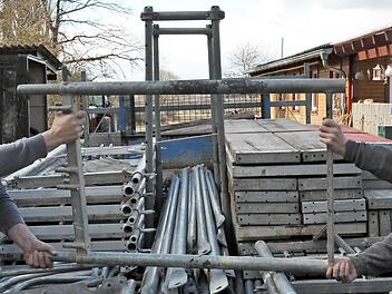 Bertram Reußenzehn und sein Sohn Merlin suchen helfende Hände für ihren Gerüstbaubetrieb in Goßmannsdorf.