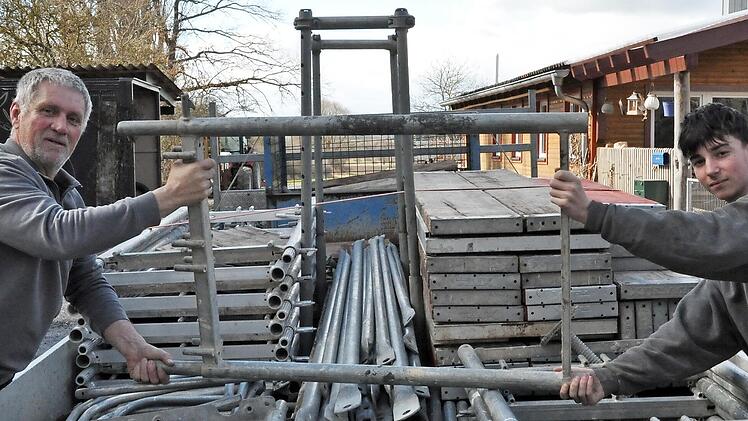 Bertram Reußenzehn und sein Sohn Merlin suchen helfende Hände für ihren Gerüstbaubetrieb in Goßmannsdorf.