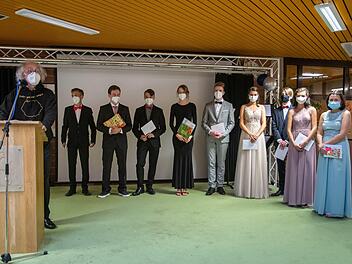 Würdigung der besten Abiturnoten, des schulischen und außerschulischen  Engagements der Abiturientinnen und Abiturienten am  Franz-Miltenberger-Gymnasium ( von links): der stellvertretende Schulleiter Dirk Hönerlage gratuliert Christian Rüttiger, Silas Ebert, Christian Lummel, Maya Morper, Lukas Richter, Antonia Lieb,  Philipp Kreß, Paula Lauer und  Melissa Witzke.