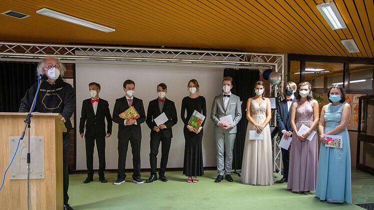 Würdigung der besten Abiturnoten, des schulischen und außerschulischen  Engagements der Abiturientinnen und Abiturienten am  Franz-Miltenberger-Gymnasium ( von links): der stellvertretende Schulleiter Dirk Hönerlage gratuliert Christian Rüttiger, Silas Ebert, Christian Lummel, Maya Morper, Lukas Richter, Antonia Lieb,  Philipp Kreß, Paula Lauer und  Melissa Witzke.